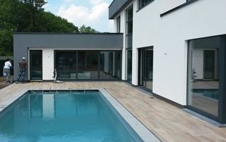 maison avec terrasse sur piscine