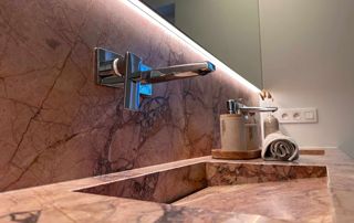 robinetterie design sur vasque en marbre