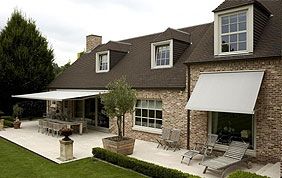 maison avec petites tentes solaires sur la terrasse arrière