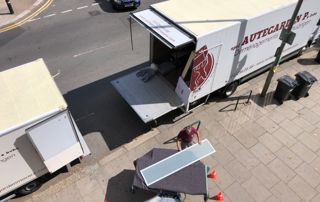 chargement d'un camion de déménagement vu d'en haut