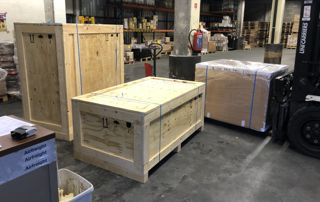 caisses fermées dans un entrepôt