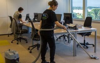 équipe de nettoyage de bureau