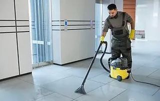 Un homme passe l'aspirateur