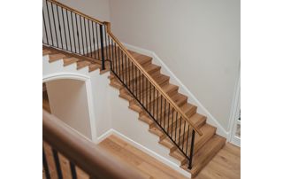 escalier en bois avec garde-corps en métal