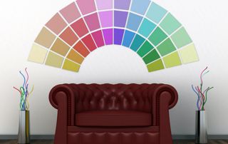 canapé en cuir nuancier en forme d'arc-en-ciel sur le mur