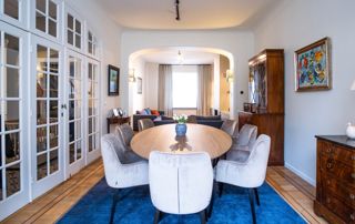 salle à manger avec tapis bleu