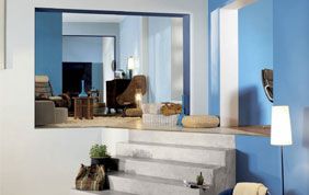 pièce avec peinture murale bleu clair