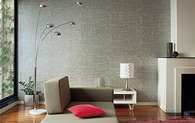 salon avec papier peint gris clair à reliefs