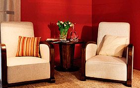 salon tapissé en rouge