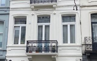 belle façade blanche avec balcon en métal