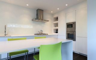 cuisine moderne blanche et chaises vertes