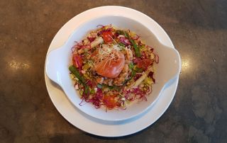 Assiette froide avec poisson et légumes