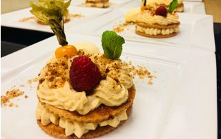 Dessert sur assiette avec fruits frais et coulis