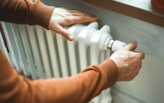 homme qui allume un radiateur
