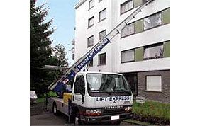 camion élévateur en action