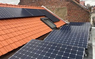 toiture en tuiles avec panneaux solaires