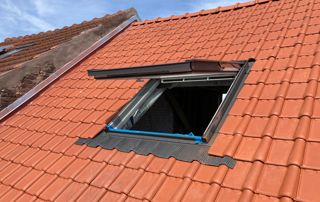 fenêtre Velux sur toit en tuiles terre cuite