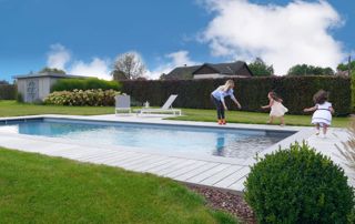 mère et enfants qui jouent autour de la piscine