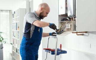 chauffagiste au travail