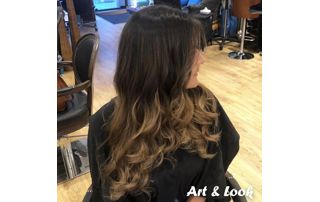 cliente après une coupe chez le coiffeur Art & Look