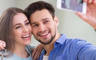selfie couple heureux avec clés