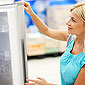 femme choisissant un frigo