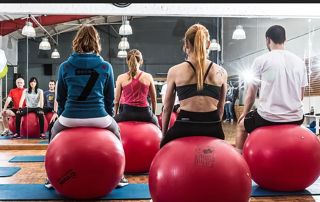 cours collectif de fitness avec ballons