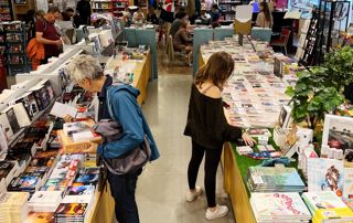 librairie Filigranes à Bruxelles remplie de lecteurs