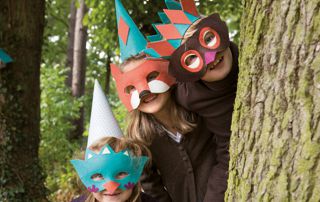 enfants avec masque de renard