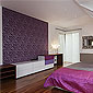 Salon parquet mur papier peint mauve violet