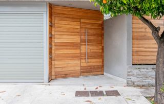 maison avec façade grise et menuiseries en PVC
