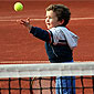 enfant jouant au tennis