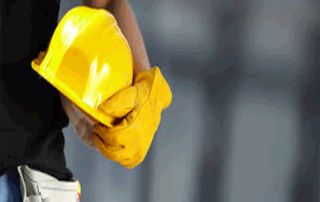 ouvrier avec casque jaune