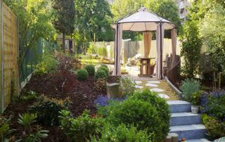 jardin avec allée escaliers et pergola