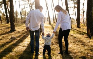 famille qui se balade en forêt