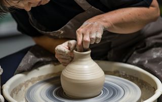 femme dans un atelier de poterie