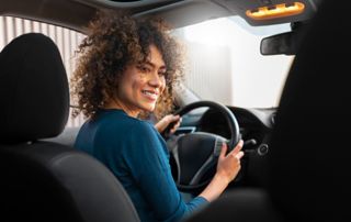 Élève au volant d'une voiture