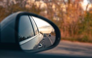 Vue sur la route dans un rétroviseur