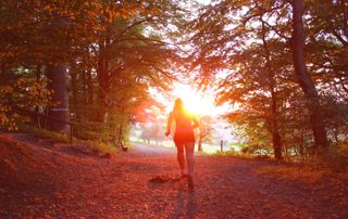 photo d'une femme qui court en automne