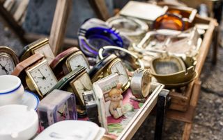 objets anciens en exposition dans une brocante