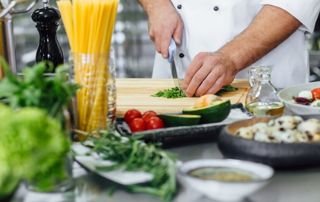 chef qui coupe des légumes