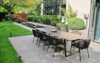 table et chaises de jardin en terrasse