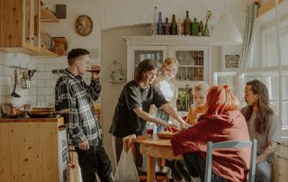 colocataires réunis autour d'une table