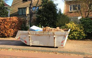 container à déchets placé sur le trottoir
