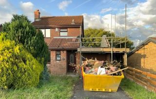 Container devant une maison