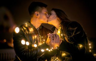 couple qui s'embrasse sous les lumières
