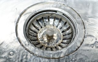 Eau qui coule dans une bonde d'évier