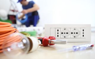 électricien réparant des prises