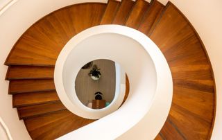 escalier tournant en bois vu d'en haut