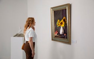 jeune femme devant un tableau au musée